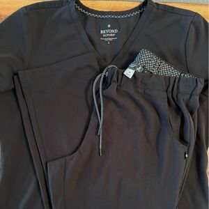 Beyond Scrubs Set - Women’s Black V-Neck Scrub Top Large and Drawstring Pant Med